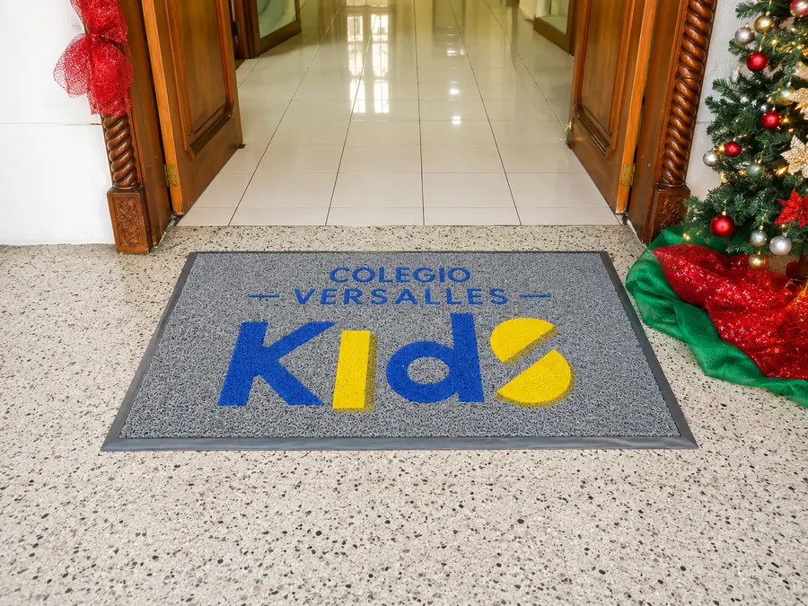 Tapete personalizado con logo de Colegio Versalles Kids