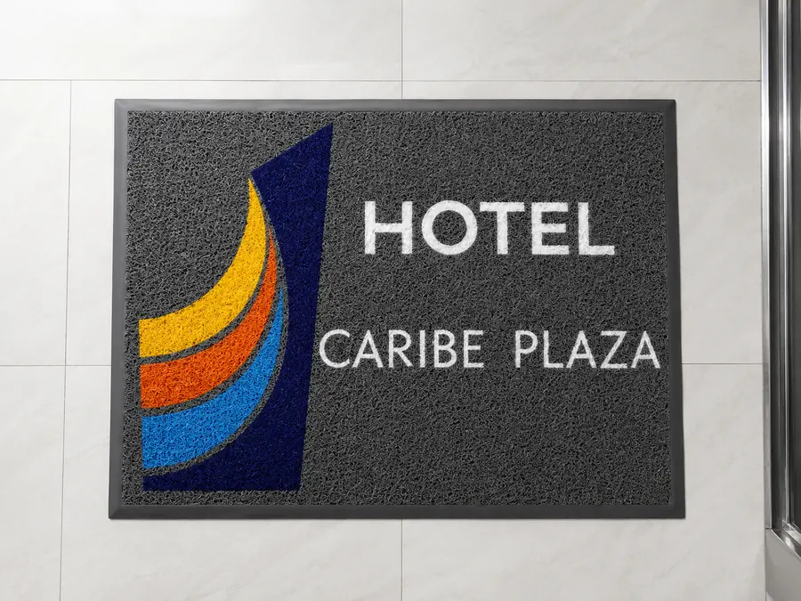 Tapete personalizado con logo del Hotel Caribe Plaza